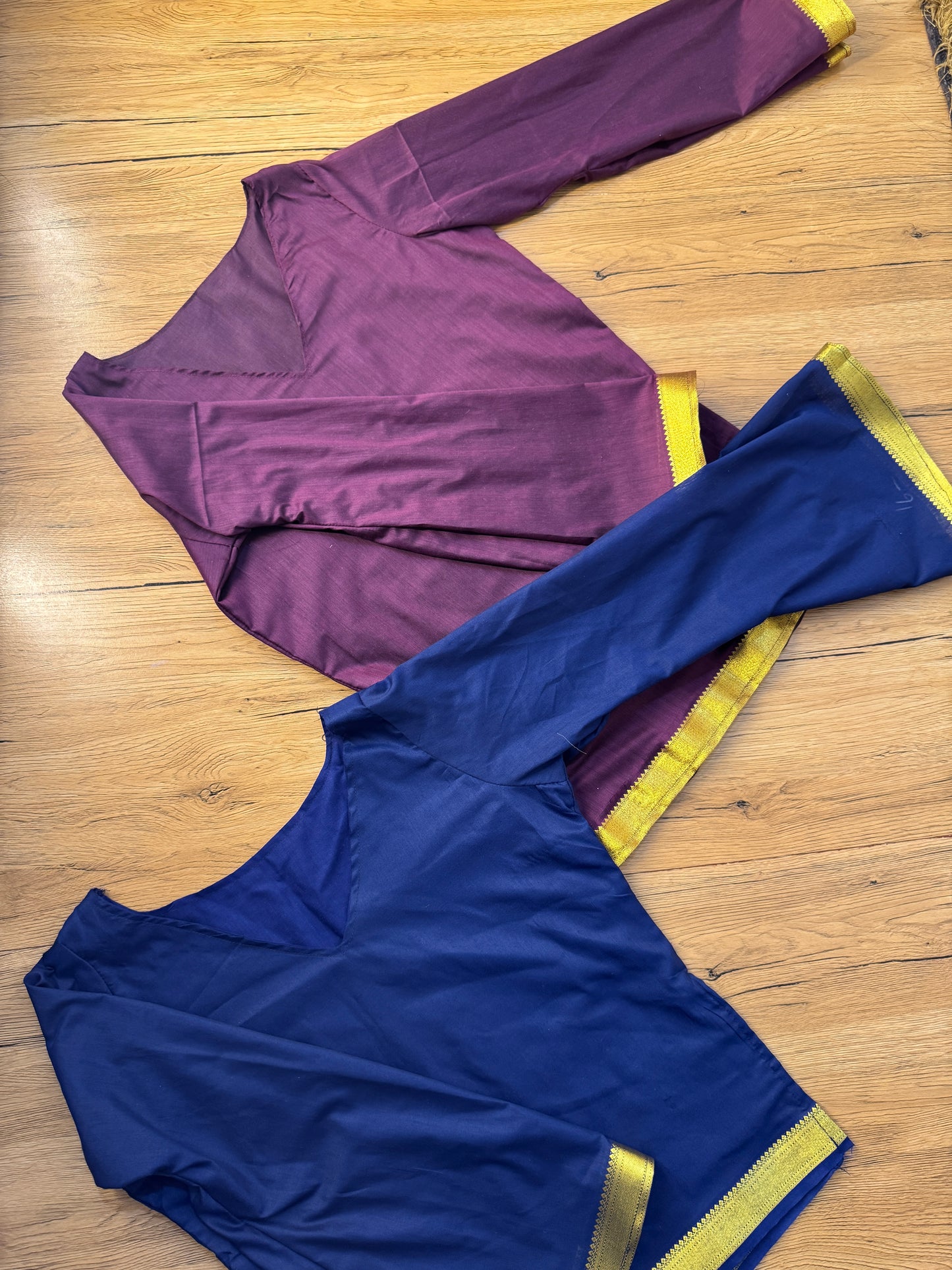 V NECK BELL SLEEVES SHORT TOP